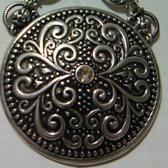 Nwt Black and Silver Necklace set - Picture 6 of 7